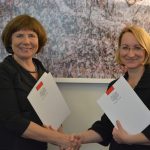 Vija Kilbloka un Dace Melbārde, parakstot vienošanos